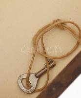 Bogáncsmintával égetett Tiroli fadoboz, kulccsal, működő zárral, kis sérüléssel, 22x14x8 cm