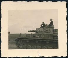 cca 1942 Német Panzer IV Ausf. F (F1) harckocsi (7,5 cm KwK 37 L/24 típusú, rövid csövű löveggel), fotó, kis felületi törésnyommal, 7x6 cm