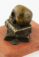 Koponya könyveken - bronz szobor márvány talapzaton, m: 9,5 cm, talpazat 13x10 cm