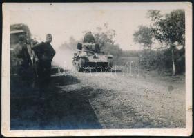 1940 Erdélyi bevonulás, földúton áthaladó magyar 38M Toldi I harckocsi, mellette katonák és teherjármű, a hátoldalon feliratozott fotó, 8x5,5 cm