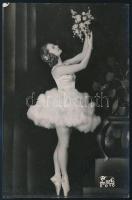 cca 1930-1940 Balerina virágcsokorral, L'Art fotó, 18×11,5 cm