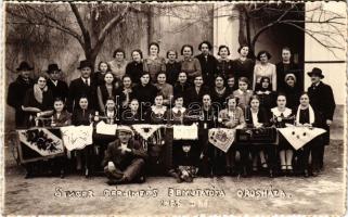 1938 Orosháza, Singer géphímzés bemutatója, nők csoportképe varrógépekkel. Nagy Mihályné fényképész, photo (fl)