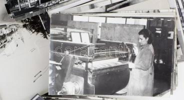 cca 1970, 100 darab fotó a Villamosszigetelő és Műanyaggyár életéből,munkások, üzemek, szabadidős te...