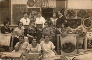 1922 Beregszász, Beregovo, Berehove; szövőiskola nőkkel. Ignáczy Géza felvétele / weaving school with woman. photo