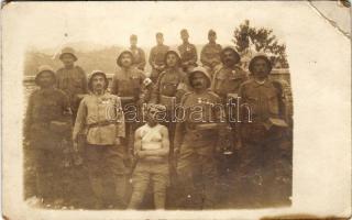 Első világháborús osztrák-magyar vöröskeresztes katonák rohamsisakban sebesült ellátás közben / WWI K.u.k. Austro-Hungarian military, Red Cross soldiers with injured soldier. photo (EB)