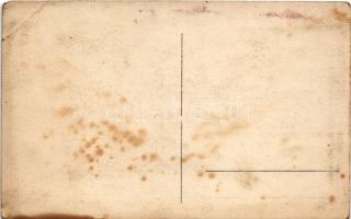 Első világháborús osztrák-magyar vöröskeresztes katonák rohamsisakban sebesült ellátás közben / WWI ...