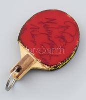 Jónyer István (1950-), Klampár Tibor (1953-) és Gergely Gábor (1953-) világbajnok asztaliteniszezők aláírása mini ping-pong ütő formájú kulcstartón