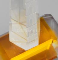 Öntött kristály asztaldísz, oldalába köszörült épületmintával, jelzés nélkül, pattogzással, m: 22,5 ...