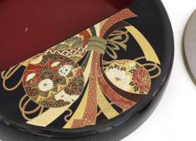 Lakkozott japán gong, ütővel, sérült, d: 26 cm