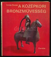 Lovag Zsuzsa: A középkori bronzművesség emlékei Magyarországon. (Dedikált!) Bp., 1979, Corvina. Fekete-fehér és színes fotókkal illusztrálva. Kiadói egészvászon-kötés, kiadói papír védőborítóban. A szerző, Lovag Zsuzsa (1940- ) régész, művészettörténész által Dienes István (1929-1995) régész, muzeológus részére dedikált példány.