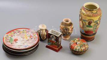 11 darab klf japán porcelán, vázák, tálkák, bonbonier, gyufatartó, sószóró. Zömmel jelzettek, közte sérült, restaurált darabokkal.