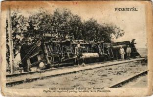 Przemysl, Ciezko zdruzgotany pociag kolejowy kolo Przemysla / WWI railway accident, badly damaged train, soldiers (Rb)