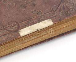 Régi széteső állapotú fotóalbum, nagyrészt erdélyi kötődésű fotókkal, de benne más itthoni műtermek ...