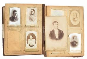 Régi széteső állapotú fotóalbum, nagyrészt erdélyi kötődésű fotókkal, de benne más itthoni műtermek ...