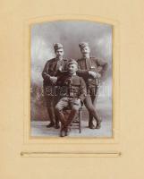 Régi széteső állapotú fotóalbum, nagyrészt erdélyi kötődésű fotókkal, de benne más itthoni műtermek ...