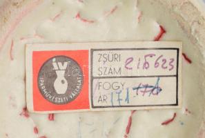 Erdélyi István: Vörös alapon krémfehér mázas váza, zsűri címkével, 31,5 cm