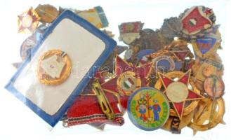 Vegyes zománcozott és műgyantás szocialista kitüntetés, jelvény tétel ~220g-os súlyban, közte "...