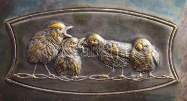 cca 1910, Angol art nouveau ezüstözött alpakka dohányzó készlet tálcán, fiókáit etető madárka mintáj...