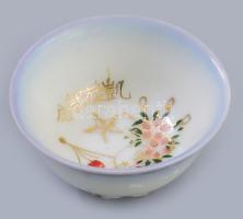 Japán porcelán katonai szakés csésze. cca 1940-1944, gazdag szimbólumkinccsel díszítve: kettős zászló, kalligráfia, csillag, cseresznyevirágok, minimális kopással, d: 5,5 cm