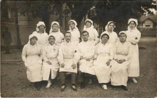 1916 Budapest XVII. Rákosliget, hadikórház (kisegítő kórház) udvara vöröskeresztes orvosokkal és nővérekkel. Opál Fényirda photo (fl)