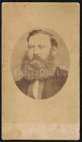 cca 1870 Nagyszakállú úr portréja, vizitkártya Weisz Lipót festész és fényképész gyulai műterméből, kissé foltos, 10,5x6 cm