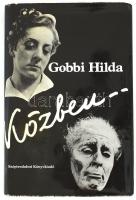 Gobbi Hilda: Közben... (Dedikált.) (Budapest), 1982. Szépirodalmi Könyvkiadó (Dabasi Nyomda). 328 + [8] p. Első kiadás. Dedikált: ,,Szeretettel: Gobbi Hilda. 1982". Oldalszámozáson belül számos felvétellel kísért, korrajzba ágyazott színészi önéletrajz. Kiadói kartonkötésben, illusztrált kiadói védőborítóban. A tételhez tartozik egy régi újságcikk Gobbi Hildáról.