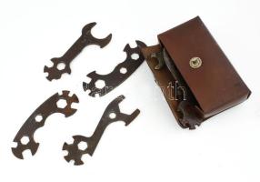 Vintage kerékpáros tok, benne 8 db kerékpár kulcs