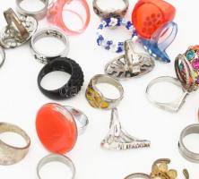 36 darab design gyűrű, közte érdekes darabokkal