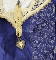 Sötétkék alapon fehér mintás Tiroli kétrészes ruha, hozzáillő nyaklánccal, 44-es méret, jó állapotba...