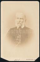 1865 Kiss Károly (1793-1866) hadtudományi író, a Kisfaludy Társaság és az MTA tagja, 1848-ban a nemzetőrség országos tanácsának osztályfőnöke, politikai előadó; vizitkártya Schrecker Ignác (1834-1888) pesti műterméből, alsó sarkai vágottak, 9,5x6 cm