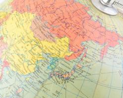 cca 1960-70 Világító retro földgömb, NDK-gyártmány, fa talapzat, nem kipróbált, kissé kopott, m: 32 ...