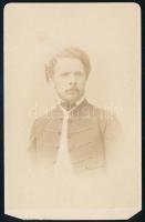 1865 Salamon Ferenc (1825-1892) történész, esztéta, színikritikus, műfordító, az MTA tagja, 1848-as honvéd; vizitkártya Schrecker Ignác (1834-1888) pesti műterméből, alja vágott, 9,5x6 cm (1848. szeptembere és novembere között részt vett szabadságharc csatáiban, melynek során hadnagyi rangig jutott. A csucsai visszavonulás közben egy ágyúkerék átment a lábán, ezért csak gyógyulását követően, az oroszok betörése után tudott visszatérni harctérre. A fegyverletétel után néhány havi bujdosást követően Nagyváradra menekült, ahol süketnéma gyermekek tanításával kezdett foglalkozni.)