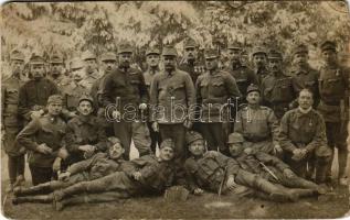 1918 Osztrák-magyar katonák csoportja / WWI Austro-Hungarian K.u.K. military, group of soldiers. photo (kopott sarkak / worn corners)