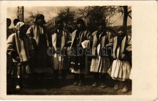 1940 Kőrösmező, Körösmező, Yasinia, Yasinya, Jaszinya, Jassinja, Jasina (Máramaros); Kroje od Jasiny / Kárpátaljai folklór. Josef Belza kiadása / Transcarpathian folklore (EK)