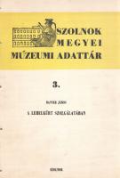 Banner János:  A Lehelkürt szolgálatában. Szolnok, 1966. Szolnok megyei Tanács VB. Rotaprint nyomdája. [2] + 58 p. Egyetlen kiadás. Összesen 500 példányban készült muzeológiai szakmunka Banner János (1888-1971) gimnáziumi tanár, ősrégész, muzeológus, egyetemi tanár, az 1873-ban alapított jászberényi Jász Múzeum őrének tollából. A partiumi születésű szerző 1913-1920 között vezette a Lehet-kürt történelmi ereklyéjét is őrző közművelődési intézményt. Anekdotákban bővelkedő visszaemlékezése emlékezetes képet ad a vidéki muzeológia 1910-es évekbeli viszontagságairól, egy, távolról jött, nem jászkun származású tanárembert érő kihívásokról, betekintést nyújt a helyi vezetés és a kisvárosi intelligencia muzeológiával kapcsolatos attitűdjébe, a Jász Múzeum kissé kaotikus, és rendezésre váró gyűjtési elveibe, a Nemzeti Múzeum felől érkező tárgybirtoklási vágy mértékébe. A háborús éveket és tanácsköztársasági hónapokat is feleleveníti a kötet - a bevonuló román katonaság várható zsákmányszerzési próbálkozását azzal a csellel kerülte el a múzeum, hogy hetekkel korábban leszerelt minden feliratot, kiírást; a román katonaság így végül nem lelte meg a Banner János igazgatása alatt jelentősen gazdagodó és rendezettebbé váló tárgy-gyűjteményt. A visszaemlékezés utolsó részében a szerző 1920. évi elmozdításának, majd néhány évvel későbbi rehabilitációjának részletei. (Szolnok megyei múzeumi adattár, 3. szám.) Fűzve, illusztrált kiadói borítóban. Jó példány.