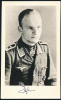 Günther Josten (1921-2004) német Luftwaffe pilóta, repülő ász (a II. világháború folyamán 178 légi győzelem a keleti fronton; a háború után a nyugatnémet légierőnél szolgált a Bundeswehr-ben) autográf aláírása őt ábrázoló képen (későbbi előhívás), 19x11,5 cm / Autograph signature of Günther Josten (1921-2004) German Luftwaffe pilot, flying ace (178 aerial victories over the Eastern Front during WW2; after the war, he served in West Germany's Air Force in the Bundeswehr), on a photo (later copy), 19x11.5 cm