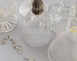 6 darab kristály tárgy, közte 2 darab csengővel, a 19. századi emlékpohár repedt