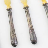 Süteményes villa és kés készlet. Ezüstözött, aranyozott fém 17 cm