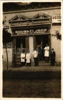 Nyírbátor, Erdélyi Jenő borbély és fodrász üzlete a Hercz-féle házban. Tóth árpád fényképész, photo