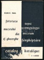 Fóris Pál: Katalógus. Sepsiszentgyörgyi Múzeum Fényképtára. Kétnyelvű kiadás. Kiadói papírkötés, ázásnyomokkal.