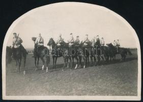 cca 1920 Katonák a lovon, fordítva felöltözve, fejükön hátrafelé fordított festett arcokat ábrázoló groteszk álarccal. Fotó 12x8 cm