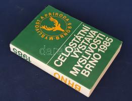 Celostátní vystava myslivosti s mezinárodní úcastí. Pod zástitou CIC. [A Nemzetközi Vadászati és Vadvédelmi Tanács védnöksége alatt 1985-ben megrendezett Országos és nemzetközi vadászati kiállítás vadászati adattára. Cseh nyelvű kiadvány.] [Brünn] Brno, 1985. Federální Vybor Mysliveckych Svazú v CSSR (Moravské tiskarské závody). 401 + [7] p. Kiadványunk a kelet-közép-európai szocialista országok elmúlt éveiben kilőtt nagyvadak vadászainak állít emléket. Országonkénti bontásban következnek egymásra sok egyéb közt a gímszarvas-, szikaszarvas-, dámvad-, európai őz-, fehérfarkú szarvas, barnamedve-lövészet eredményei; a lövészek nevesítésével és a kapitális nagyvadak adataival. A vadászok között olykor társadalmi szervezetek szerepelnek, ám legkivált országos lövészek. Csehszlovákia vadászai mellett a Bolgár Népköztársaság, a Magyar Népköztársaság, az NDK, a Lengyel és a Román Népköztársaság szakági vadászai is felvonulnak, nagyvadankénti, valamint régiónkénti bontásban. Emlékezetes adalék a román kondukátor, Nicolae Ceausescu lövészeti eredménylistája, melynek alapján az egykori diktátor lövészeti eredményeit senki meg sem közelíti a román államban. A hátsó borítón mellékelve a Brünnben megrendezett vadászati kiállítás emlékére készített, színes, illusztrált fém kitűző. Fűzve, színes, illusztrált kiadói védőborítóban. Jó példány.