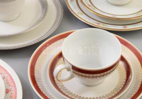 6 darab porcelán reggeliző szett: csésze alátéttel és desszertes tányér. Jelzett, kopással, közte ri...