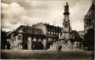 Budapest I. Szentháromság tér és szobor a várban, saroképület a háborúban megsemmisült