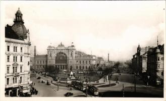 1942 Budapest VII. Keleti pályaudvar, Baross szobor, villamosok, Kerepesi út, Park Hotel szálloda, Takarékpénztár Egyesület, Hazai Takarék, dohányáruda üzlete + "1942 Budapesti Nemzetközi Vásár Háborús Vásár" So. Stpl