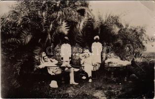 India, angol imperialista urak és indiai szolgák / British Imperialist gentlemen with Indian servants. photo (EK)