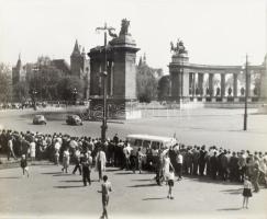 cca 1968 Budapest, autóverseny a Hősök terénél, hátoldalon feliratozott fotó, jó állapotban, 23,5×30 cm