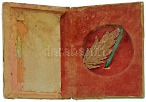 DN könyv formájú, ragasztott jeleneteket ábrázoló fa érmetartó tok 48mm-es férőhellyel, sérült állap...