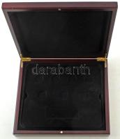 Mahagóni fa érmetartó kazetta bársonybéléssel, 7db 30mm-es férőhelyű kivehető tálcával "A világ...