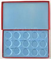 Piros érmetartó kazetta szatén béléssel, benne 15db 4cm átmérőjű férőhellyel, használt, szép állapot...